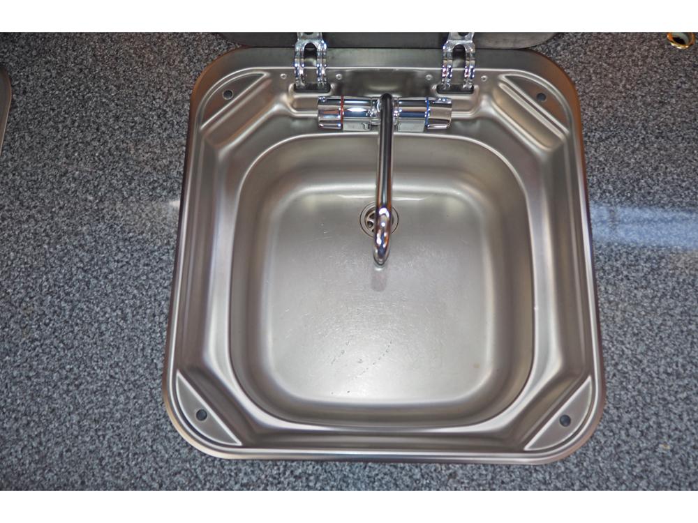 Cabin en avant, H&eacute;bergements